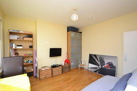 Studio to rent, Warbeck Road, Shepherds Bush, W12