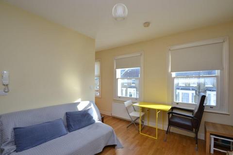 Studio to rent, Warbeck Road, Shepherds Bush, W12