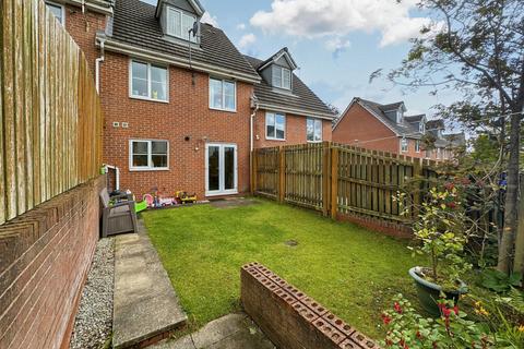 4 bedroom terraced house for sale, Oakhurst Gardens, Prestwich, M25