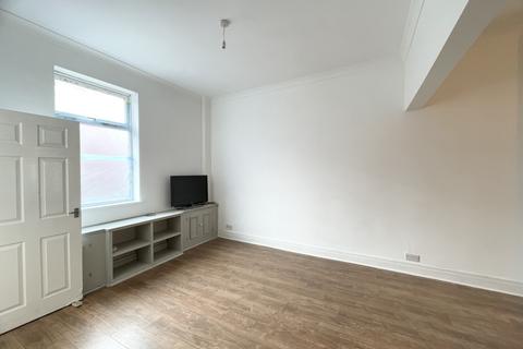 3 bedroom terraced house to rent, Jetson Street, Manchester, M18