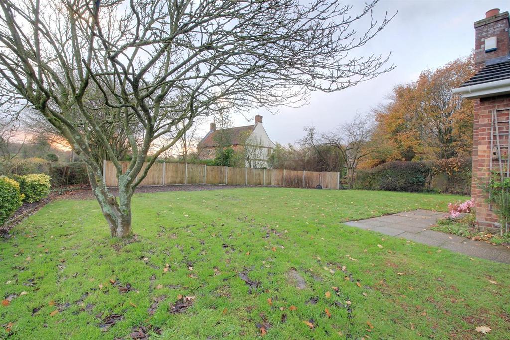 Garden to front