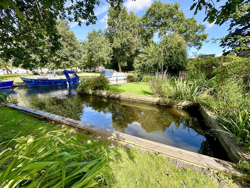 Mooring dock