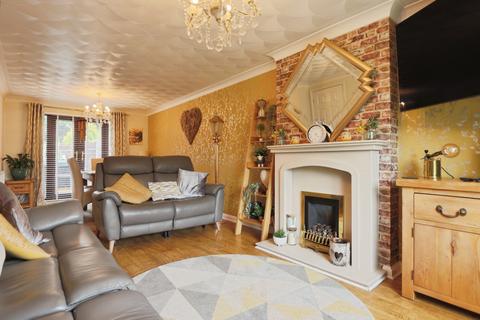 4 bedroom semi-detached house for sale, Guillemot Close, Hull, HU4 6UD