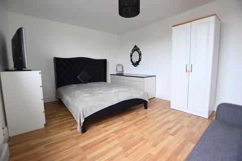 2 bedroom apartment to rent, Moor Grange View, Leeds LS16