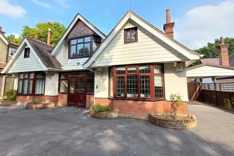 3 bedroom detached house to rent, Queens Park Drive, Bournemouth