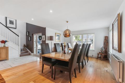 6 Strathallan Bank, Forgandenny, Perth, PH2 9FE