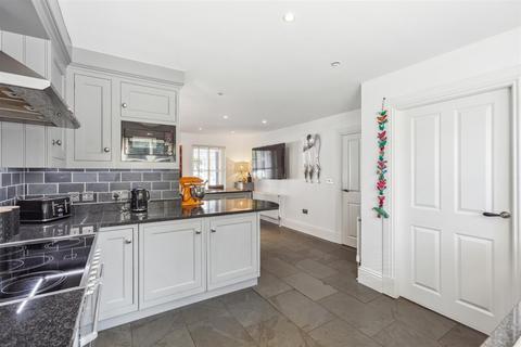 6 Strathallan Bank, Forgandenny, Perth, PH2 9FE