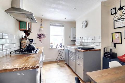 2 bedroom flat to rent, Montpelier Gardens, E6