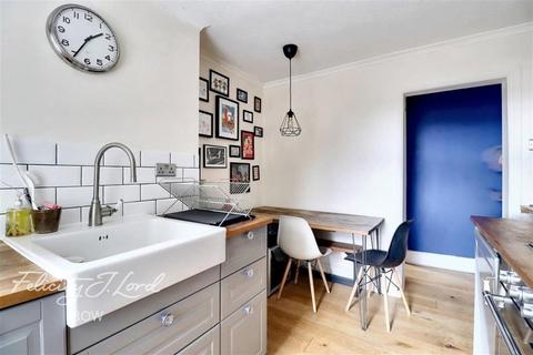 2 bedroom flat to rent, Montpelier Gardens, E6