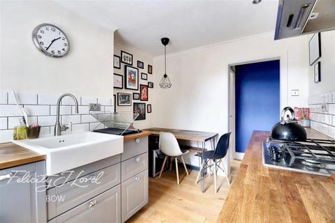 2 bedroom flat to rent, Montpelier Gardens, E6