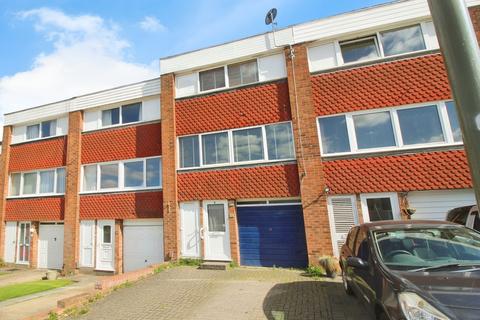 4 bedroom terraced house to rent, Beblets Close, Green Street, Orpington