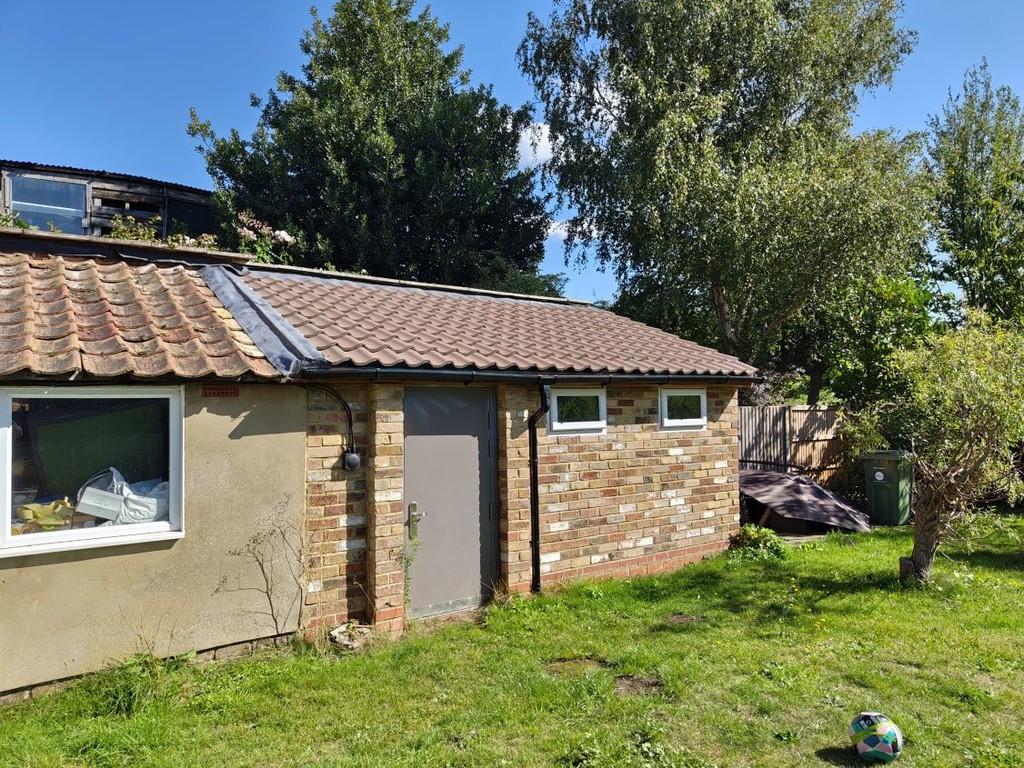 7 bw rd-outbuilding