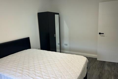 1 bedroom apartment to rent, Queens Square