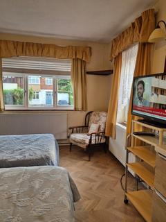 1 bedroom in a house share to rent, Misbourne Road, Uxbridge UB10