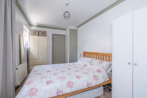 Studio to rent, Biscay Road, Hammersmith