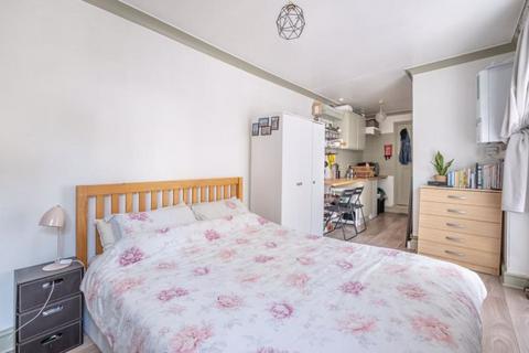 Studio to rent, Biscay Road, Hammersmith