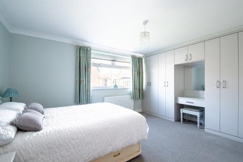 7 Rombalds Drive, Gilstead, Bingley, BD16 3NB