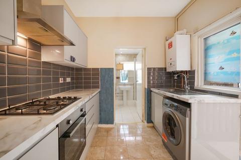 4 bedroom terraced house to rent, Gresham Road, London