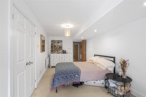 3 bedroom flat for sale, Ferndale Road, London, SW4