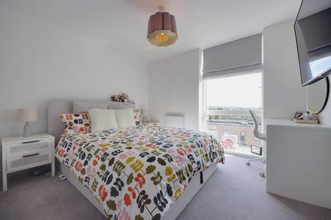 2 bedroom flat for sale, Croxley View, Watford, WD18