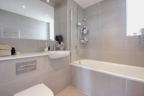 2 bedroom flat for sale, Croxley View, Watford, WD18