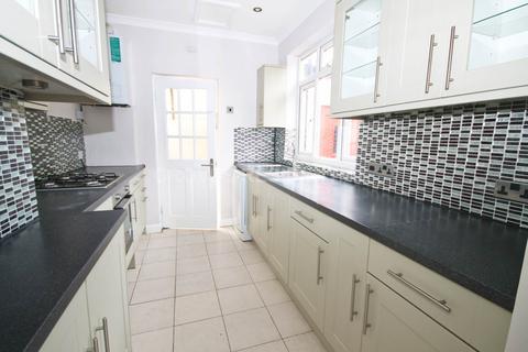 5 bedroom semi-detached house to rent, Matlock Way, New Malden