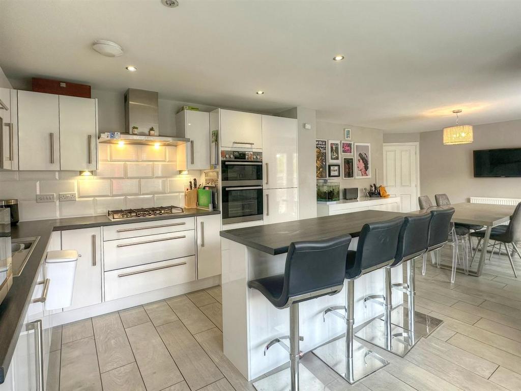 OPEN PLAN KITCHEN DINER &amp; FAMILY AREA