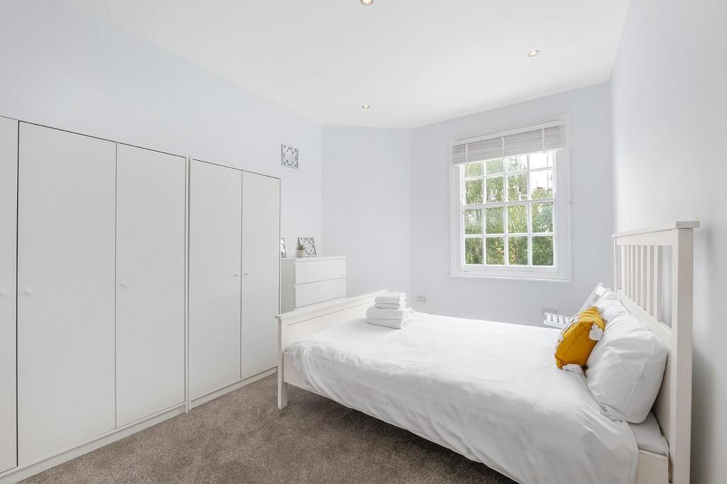 Bedroom 1.jpg