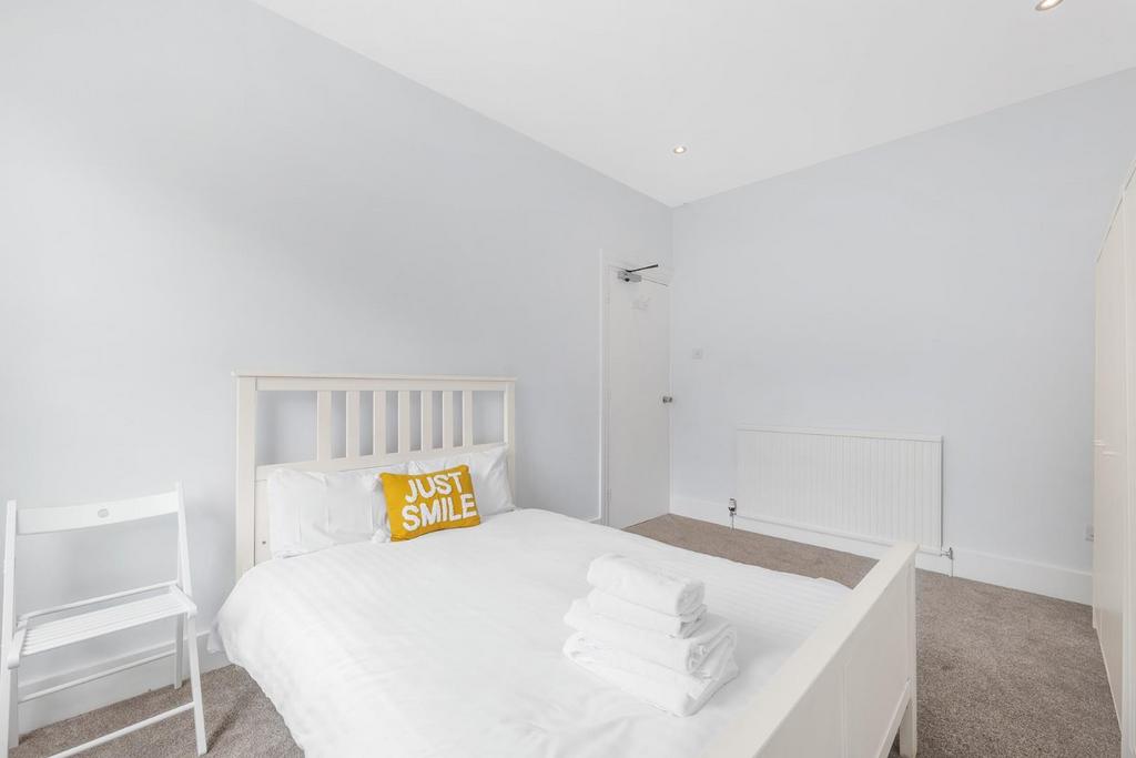 Bedroom 1 a.jpg