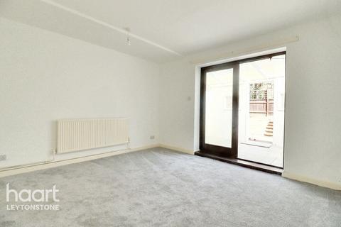 4 bedroom terraced house for sale, Larch Road, London