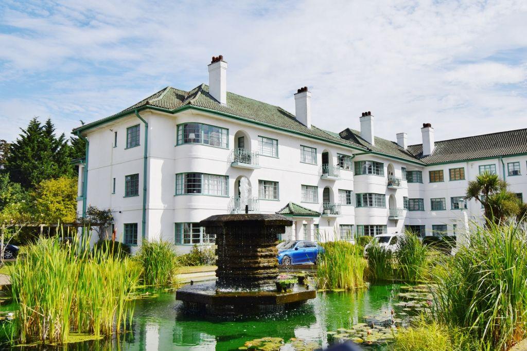 Pinner Court, Pinner 2 bed apartment for sale - £380,000