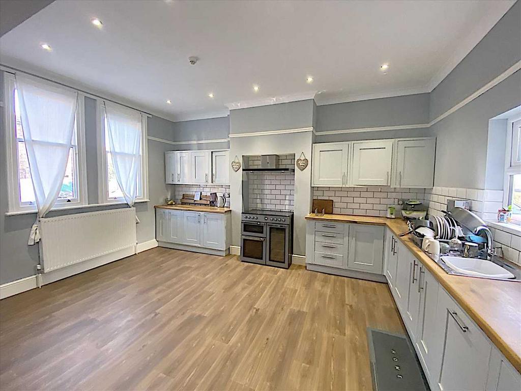 Dining Kitchen: