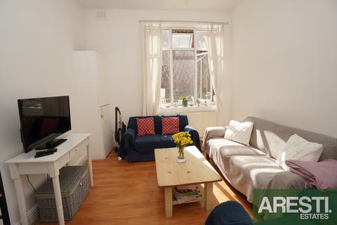 3 bedroom flat to rent, 230 Seven Sisters Road, London N4