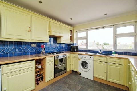 2 bedroom flat for sale, Essex Close, Rayleigh, SS6