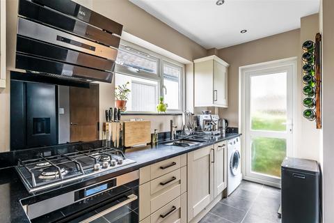 4 Ulstan Close, Woldingham, Caterham, CR3 7EH