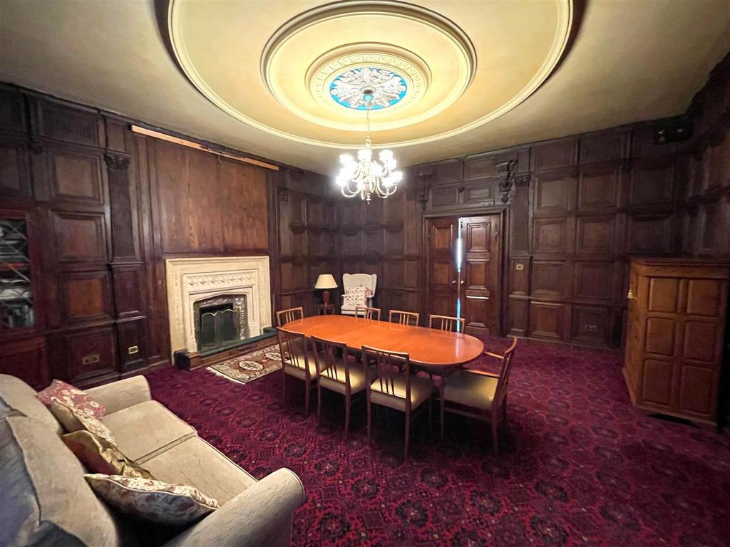Sitting room/dining room