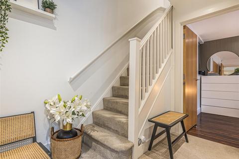 2 bedroom townhouse for sale, Savoy Mews, London SW9