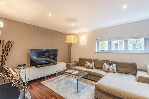 2 bedroom townhouse for sale, Savoy Mews, London SW9