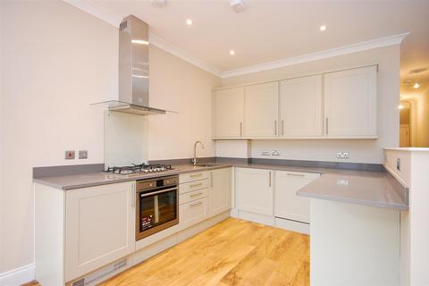 3 bedroom flat to rent, Cholmondeley Avenue, London NW10