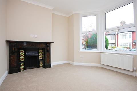 3 bedroom flat to rent, Cholmondeley Avenue, London NW10