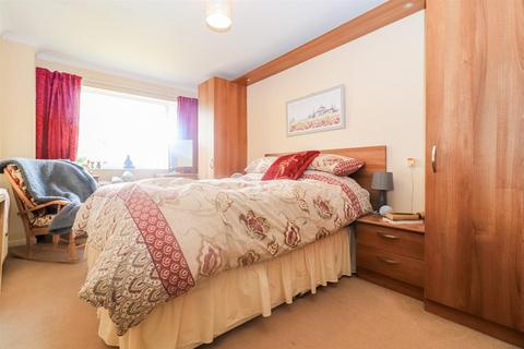 74 Valley Drive, Wrenthorpe, Wakefield, WF2 0TL