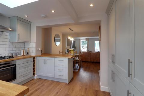 2 Avenue Terrace, Stonehouse, GL10 3RE