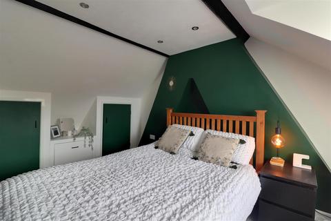 2 Avenue Terrace, Stonehouse, GL10 3RE