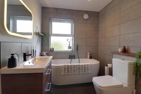 2 Avenue Terrace, Stonehouse, GL10 3RE