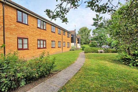 17 Kelman Close, Waltham Cross, EN8 8JL