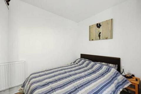 Studio to rent, Christian Street, Tower Hill, London, E1