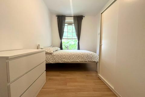 1 bedroom in a flat share to rent, Club Row, London E2