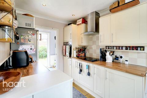 3 bedroom semi-detached house for sale, Swarcliffe Approach, Leeds