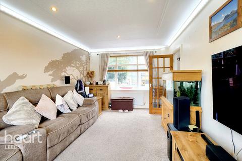 3 bedroom semi-detached house for sale, Swarcliffe Approach, Leeds