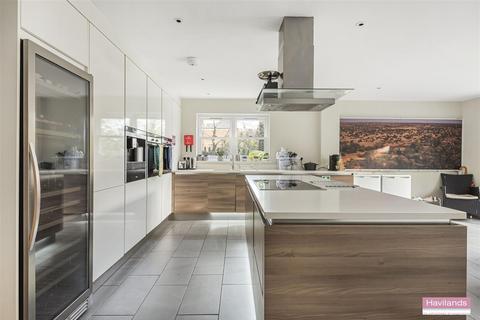 7 Henrietta Gardens, London, N21 3BF